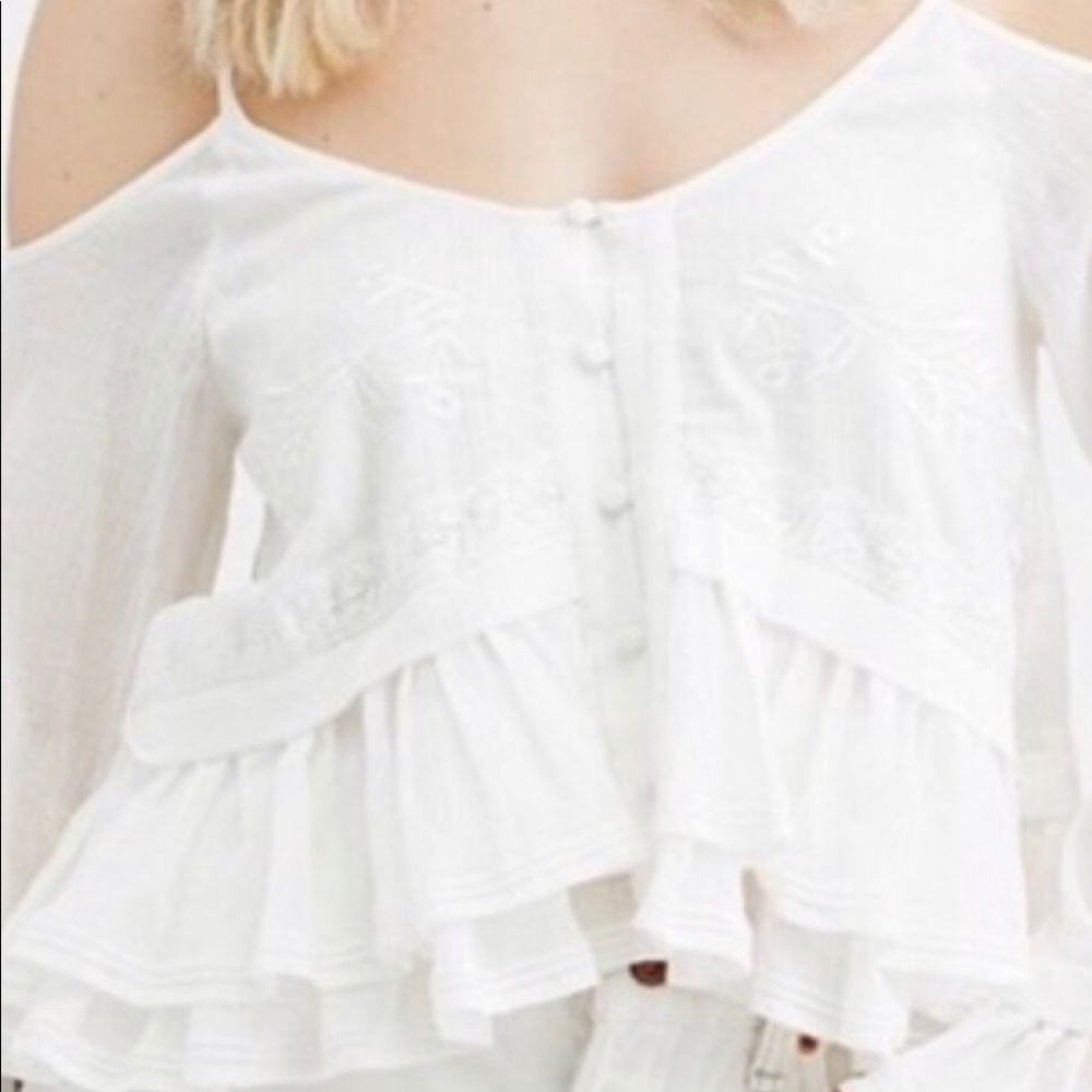 Cold shoulder airy blouse